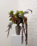 Midnight Bloom – konstgjord bukett med kastanjebruna dahlior, vinröd anthurium och kalla, hängande amarant och plommonlila eukalyptus.